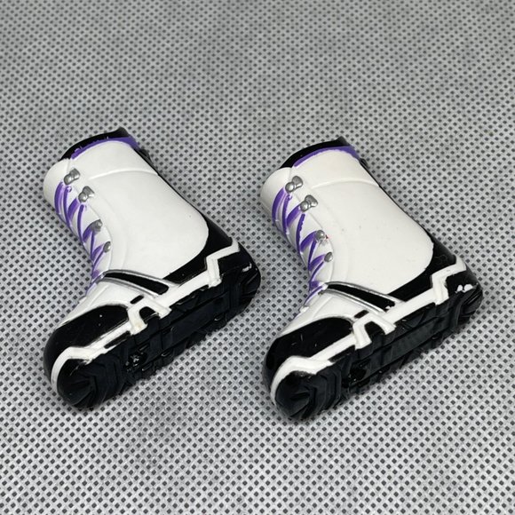 MGA Bratz Doll Pair Feet Shoes White & Black Ski SNOW BOOT - Picture 3 of 4